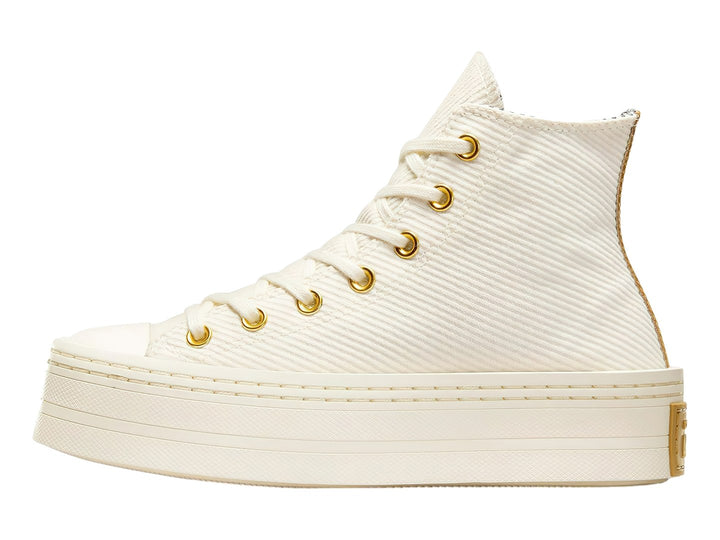 Tenis Converse color crema con suela de plataforma y detalles dorados en el logo y ojillos.