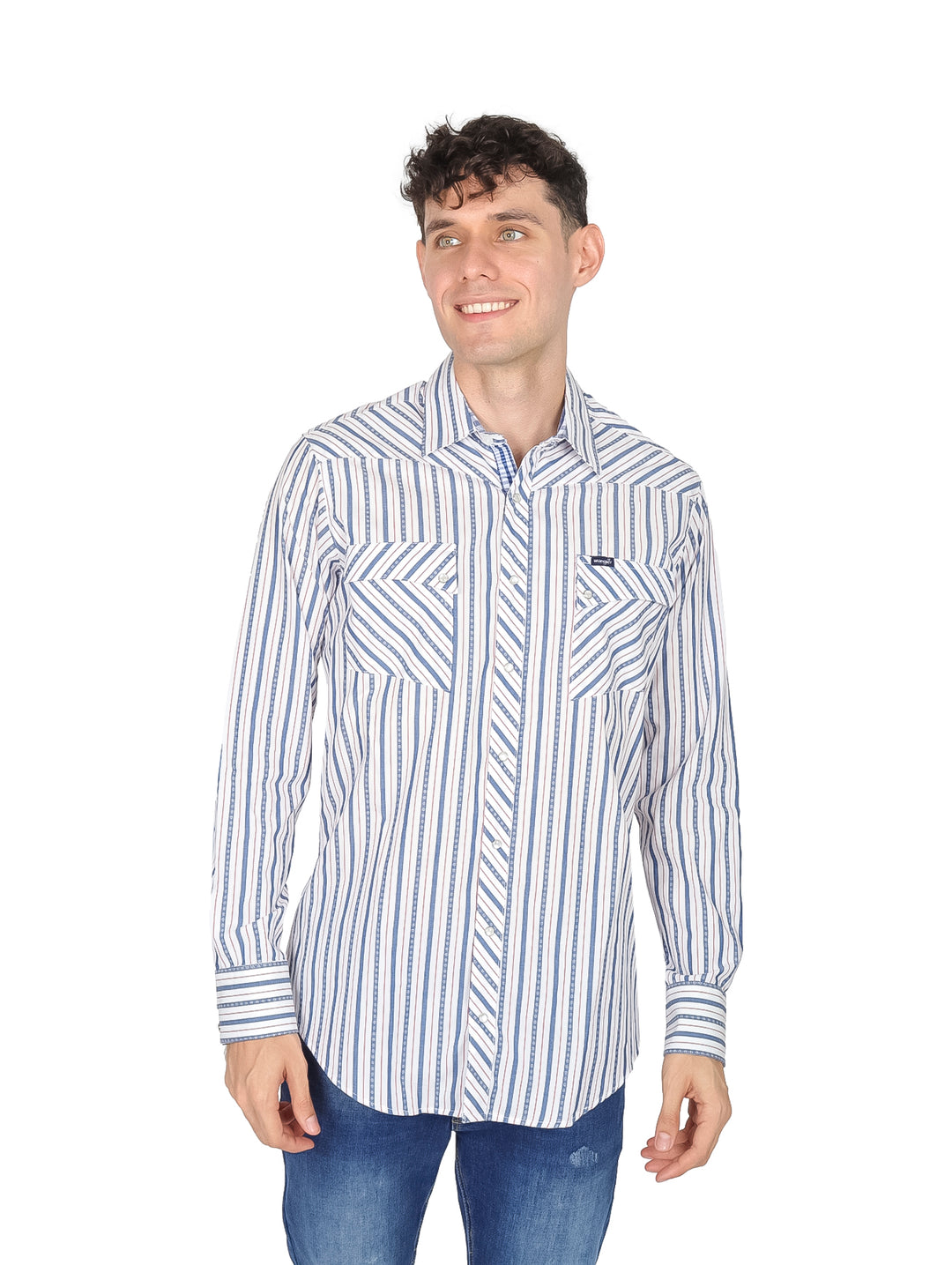 Hombre vistiendo camisa Wrangler de manga larga con estampado de rayas verticales en color azul y blanco.