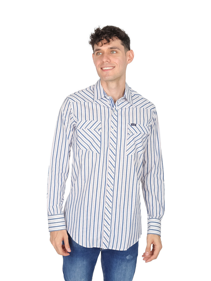 Hombre vistiendo camisa Wrangler de manga larga con estampado de rayas verticales en color azul y blanco.