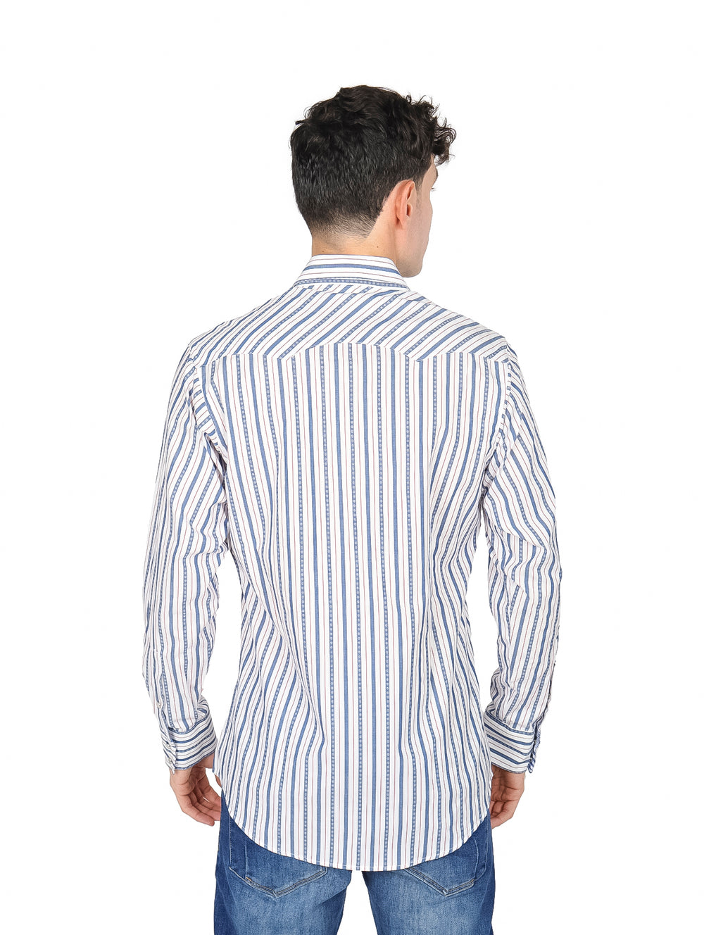 Hombre vistiendo camisa Wrangler de manga larga con estampado de rayas verticales en color azul y blanco.