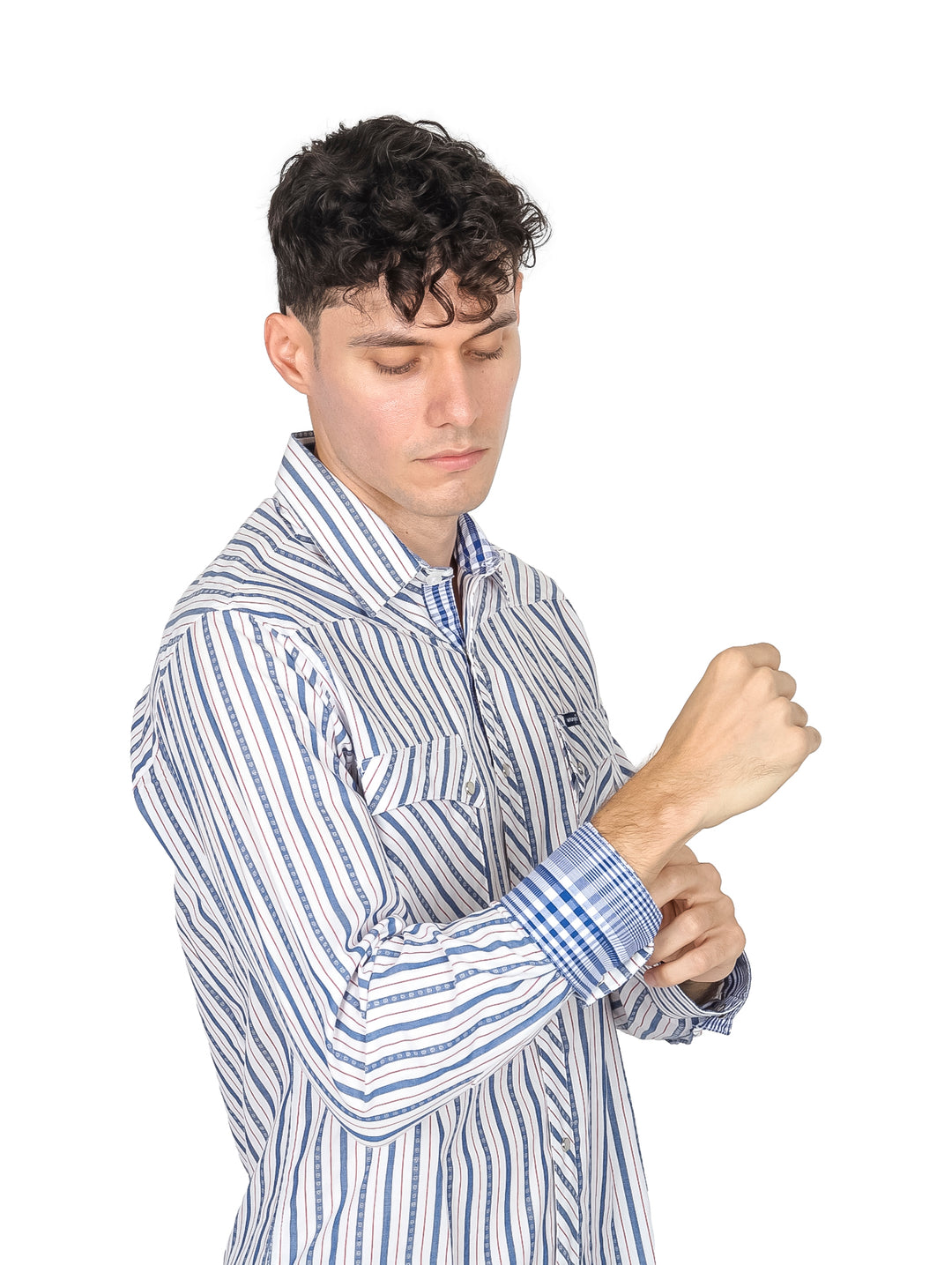 Hombre vistiendo camisa Wrangler de manga larga con estampado de rayas verticales en color azul y blanco.