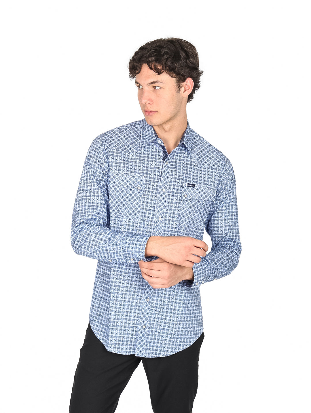 Hombre vistiendo camisa blanca con estampado geométrico azul de manga larga marca Wrangler.