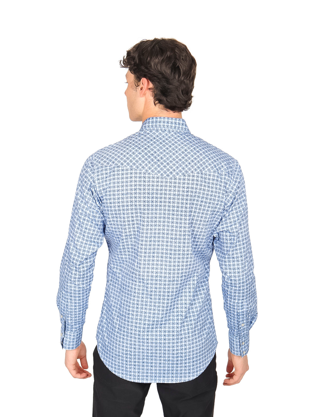 Hombre vistiendo camisa blanca con estampado geométrico azul de manga larga marca Wrangler.