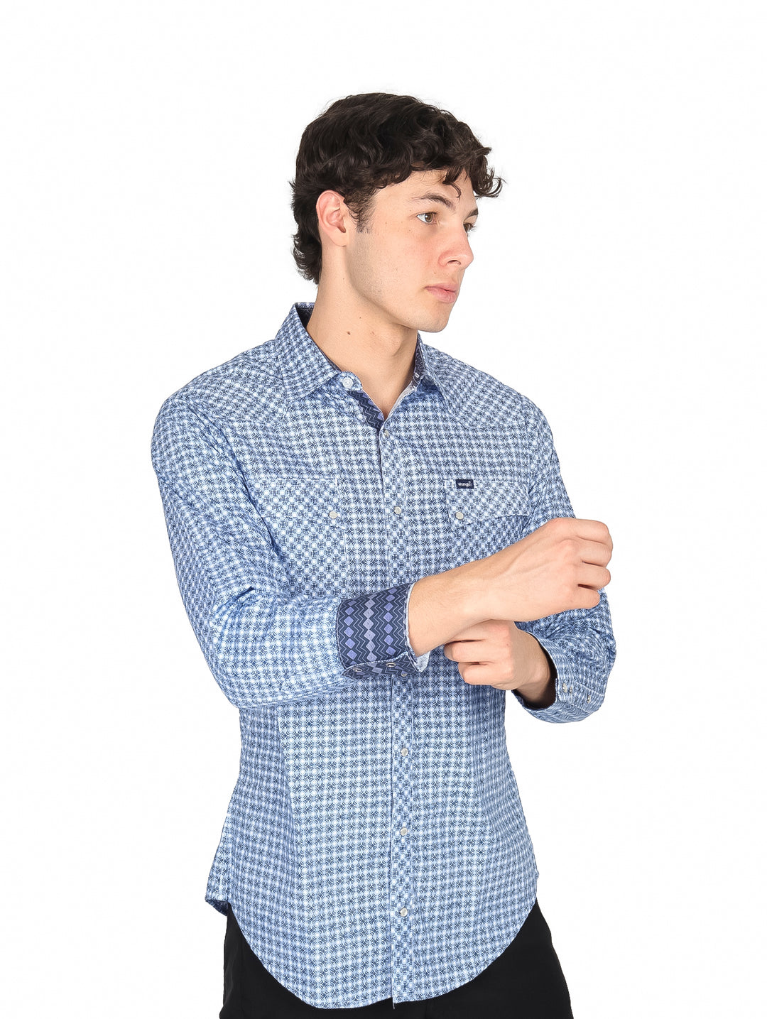 Hombre vistiendo camisa blanca con estampado geométrico azul de manga larga marca Wrangler.