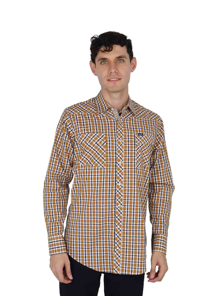 Hombre vistiendo camisa de manga larga color café con estampado de cuadros de la marca Wrangler.