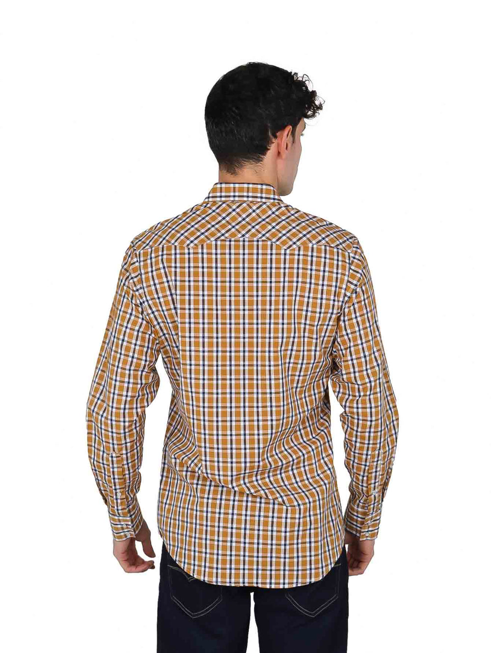 Hombre vistiendo camisa de manga larga color café con estampado de cuadros de la marca Wrangler.