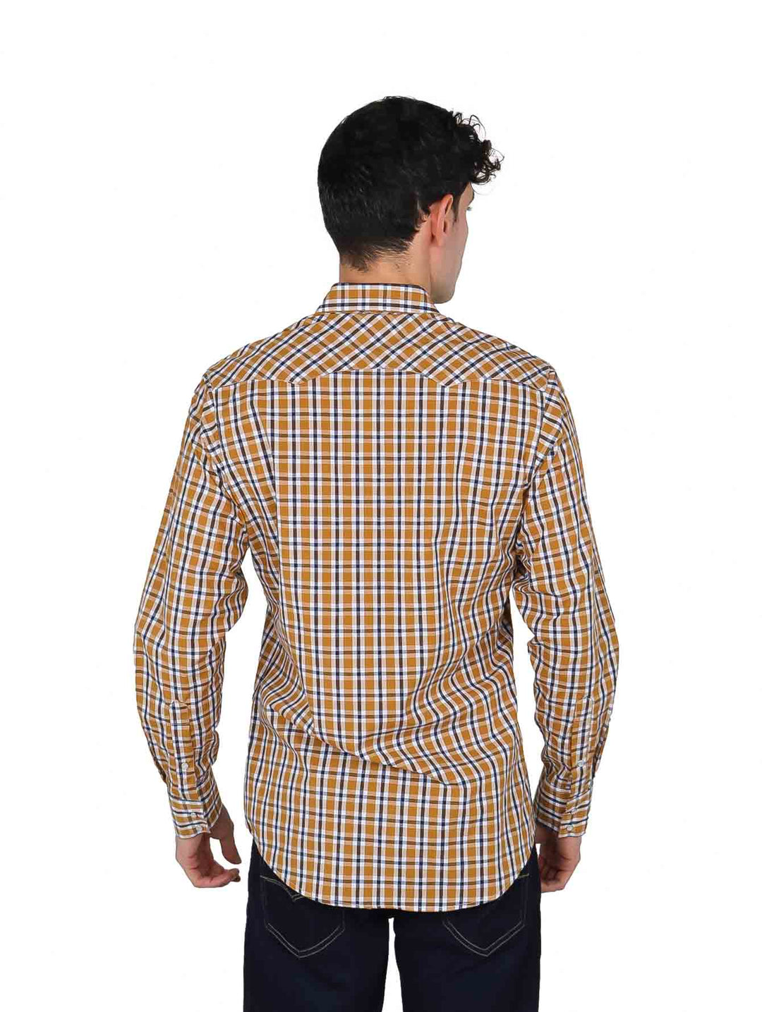 Hombre vistiendo camisa de manga larga color café con estampado de cuadros de la marca Wrangler.