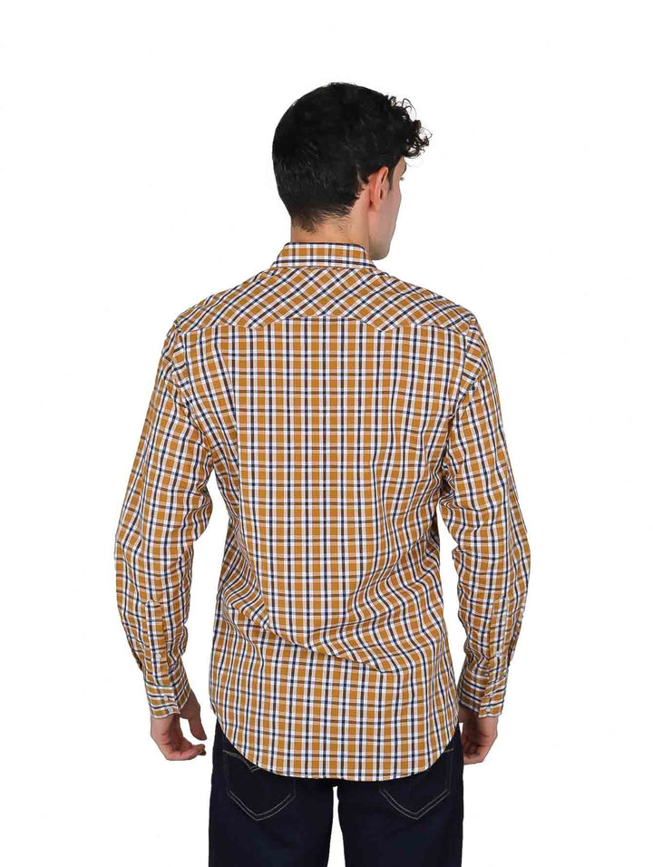 Hombre vistiendo camisa de manga larga color café con estampado de cuadros de la marca Wrangler.