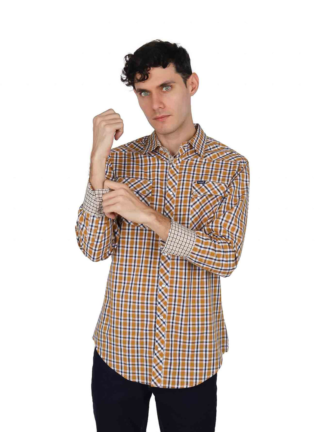 Hombre vistiendo camisa de manga larga color café con estampado de cuadros de la marca Wrangler.