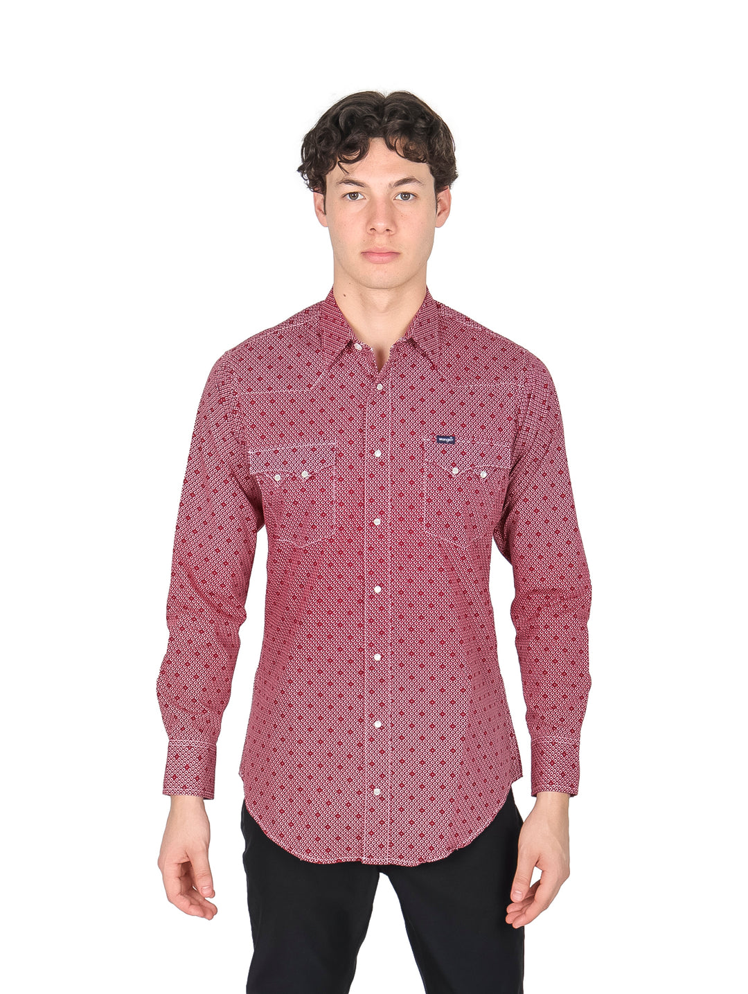 Hombre vistiendo camisa manga larga roja con estampado geométrico blanco de la marca Wrangler.