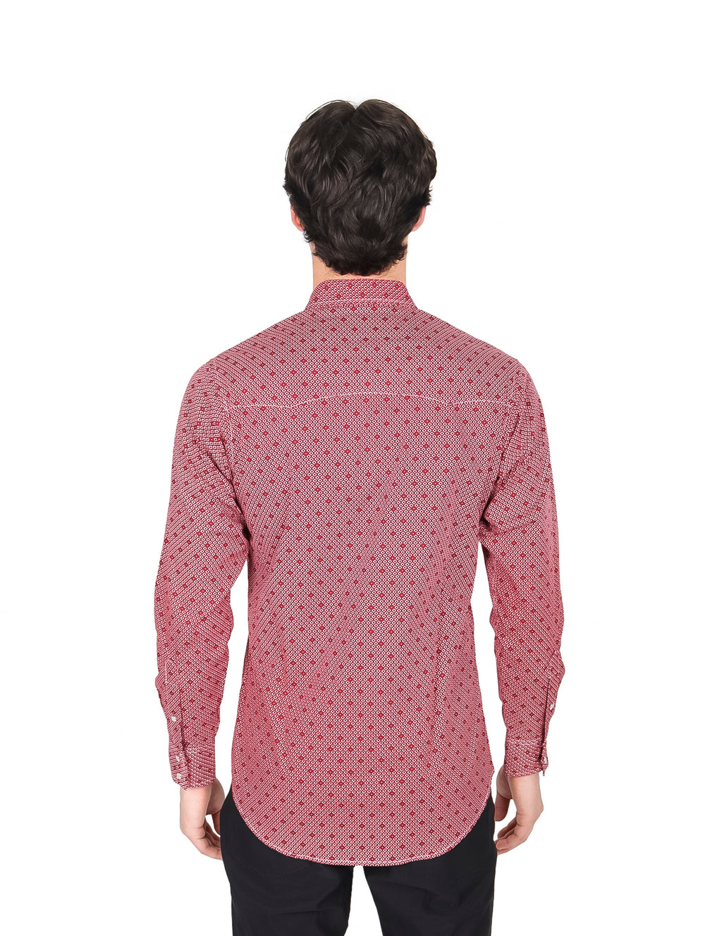 Hombre vistiendo camisa manga larga roja con estampado geométrico blanco de la marca Wrangler.