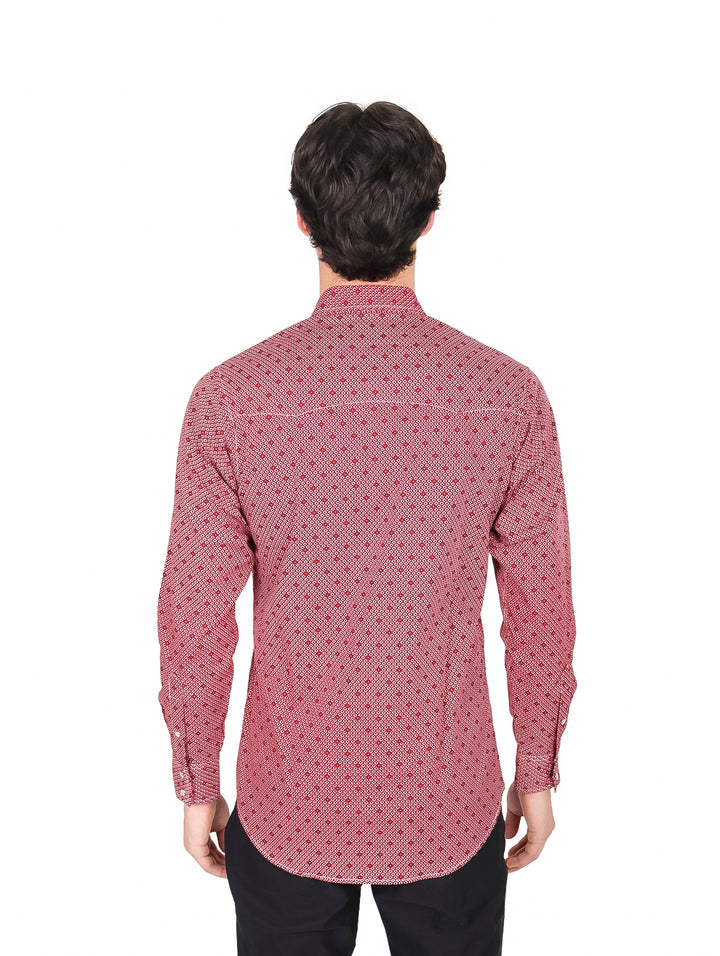 Hombre vistiendo camisa manga larga roja con estampado geométrico blanco de la marca Wrangler.