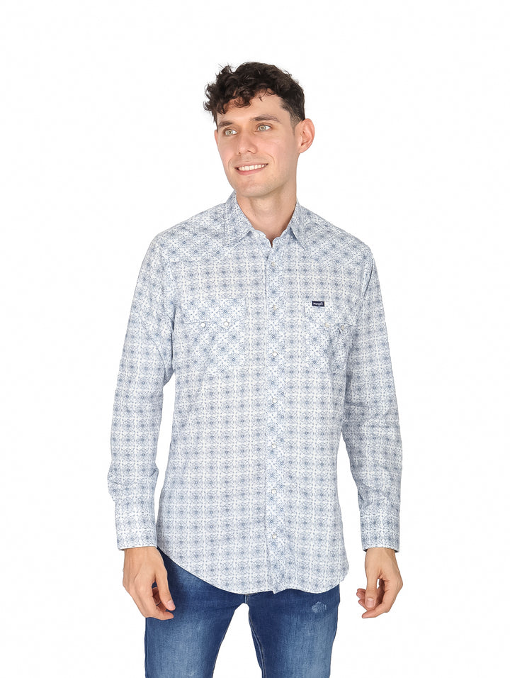 Hombre vistiendo camisa manga larga blanca y azul estampada de la marca Wrangler.