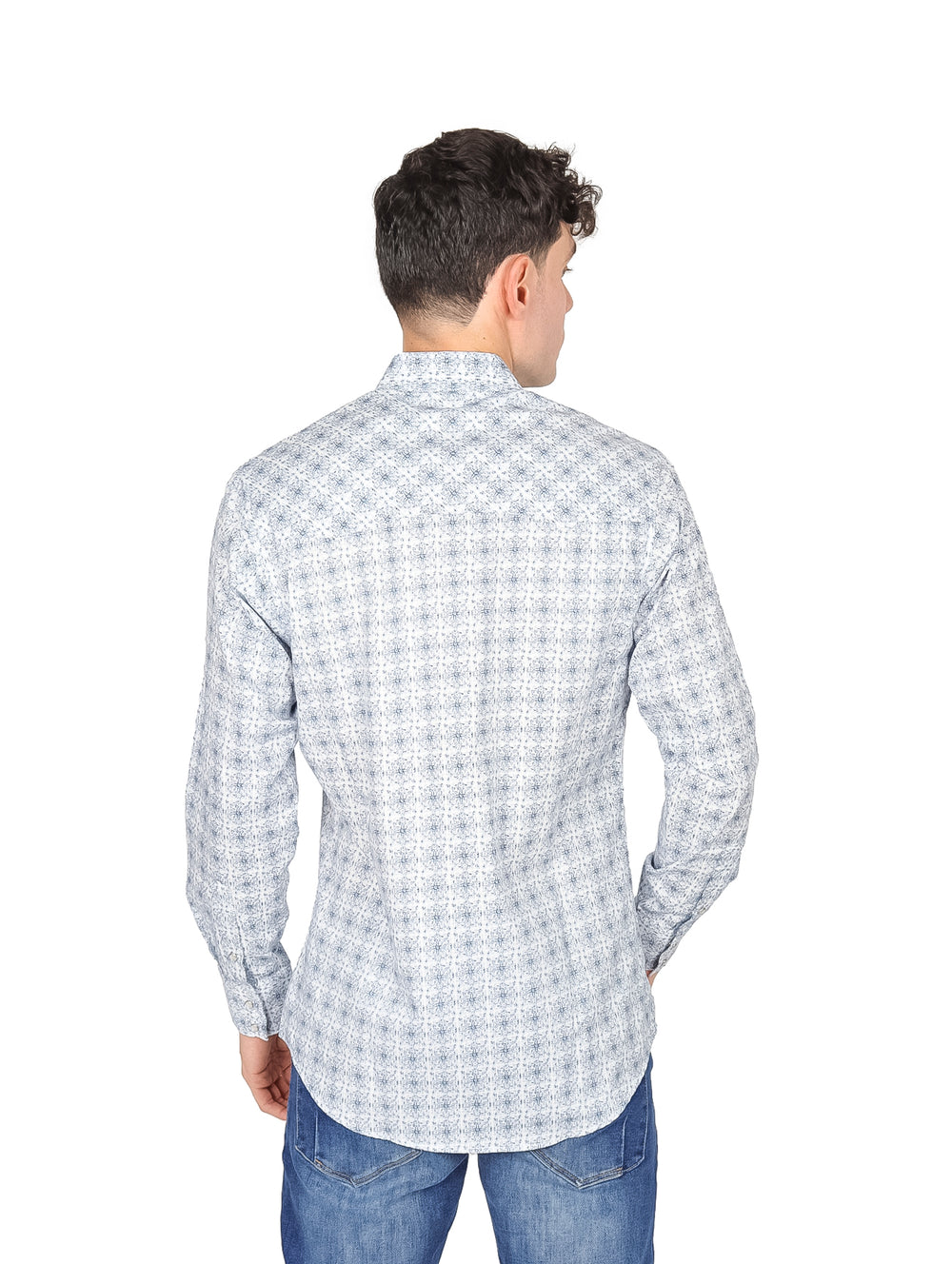 Hombre vistiendo camisa manga larga blanca y azul estampada de la marca Wrangler.