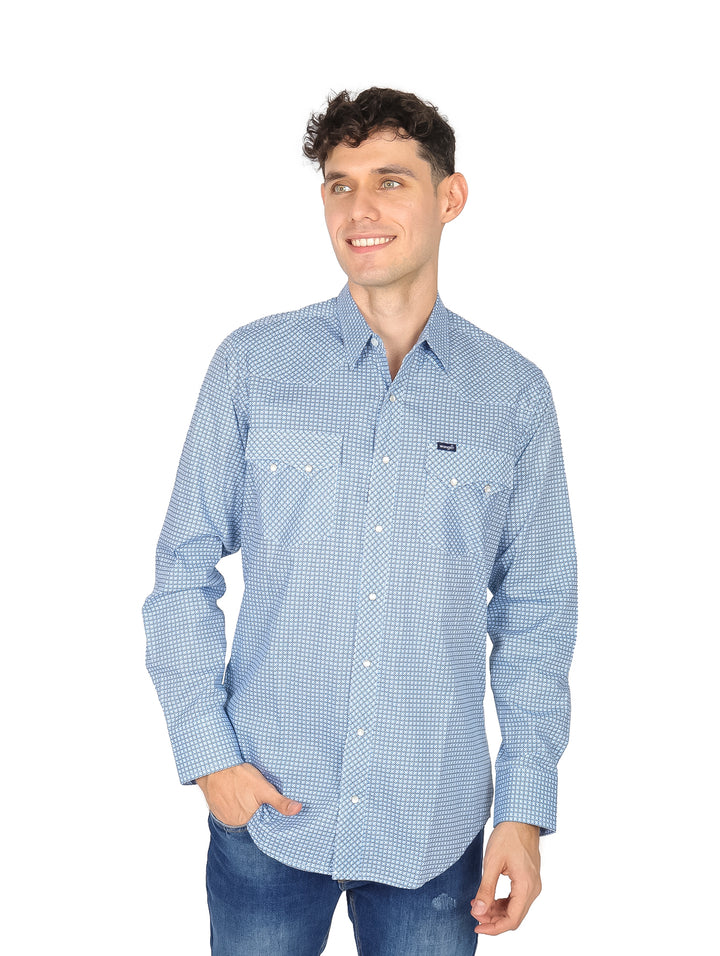 Hombre usando camisa manga larga color aqua con patrón de cuadros pequeños marca Wrangler.
