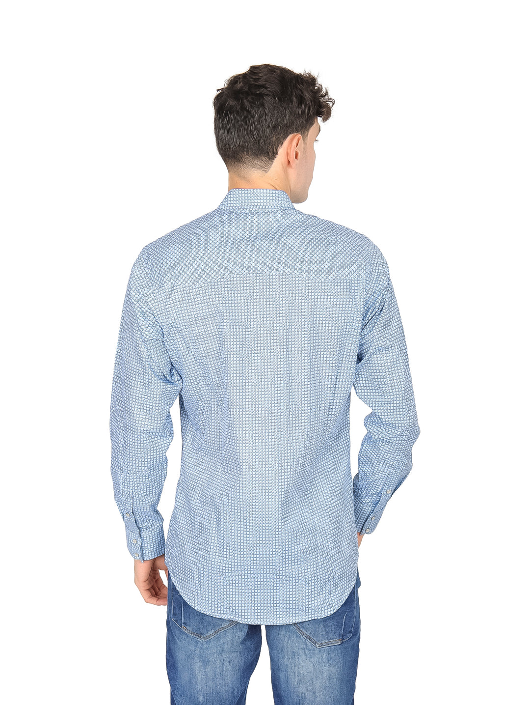 Hombre usando camisa manga larga color aqua con patrón de cuadros pequeños marca Wrangler.