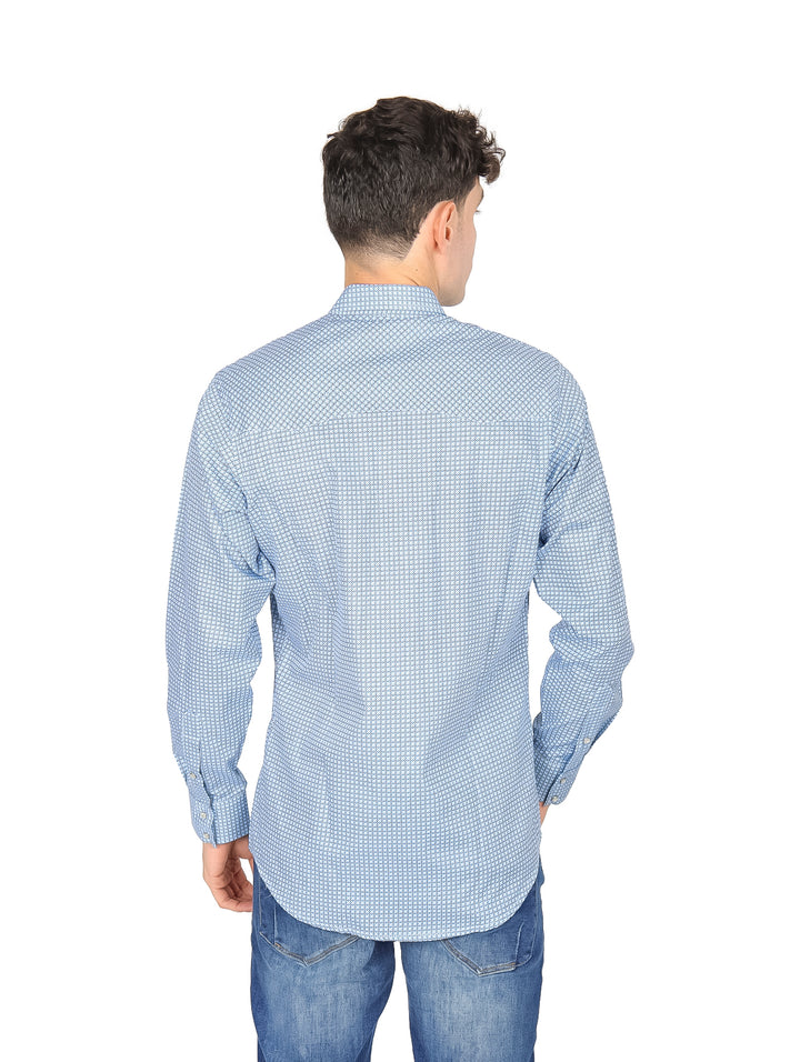 Hombre usando camisa manga larga color aqua con patrón de cuadros pequeños marca Wrangler.