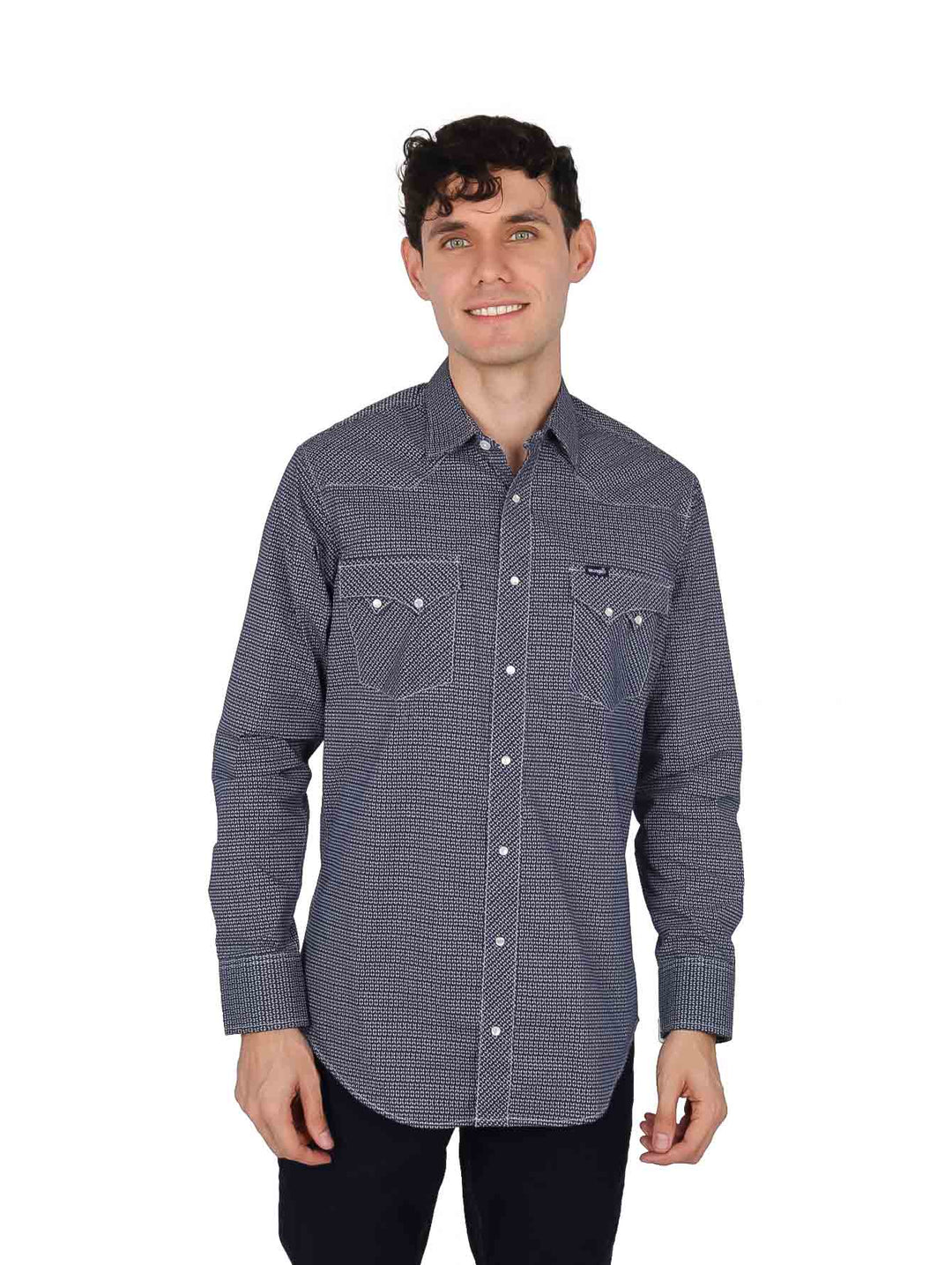 Hombre vistiendo camisa Wrangler color marino con estampado pequeño y manga larga.