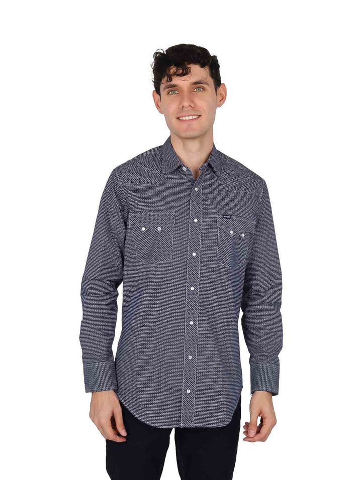 Hombre vistiendo camisa Wrangler color marino con estampado pequeño y manga larga.