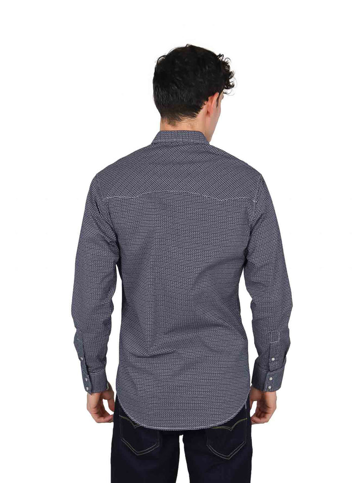 Hombre vistiendo camisa Wrangler color marino con estampado pequeño y manga larga.