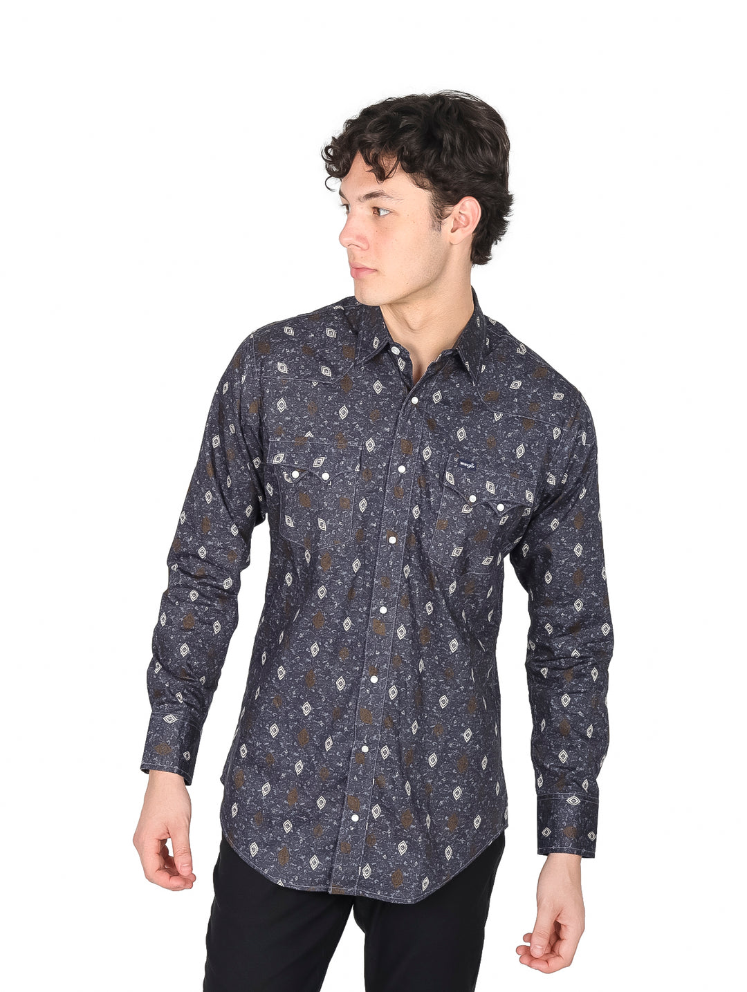 Hombre vistiendo camisa manga larga azul marino con estampado pequeño blanco de la marca Wrangler.
