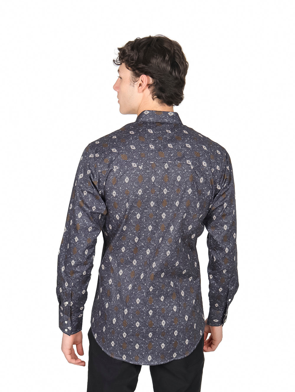 Hombre vistiendo camisa manga larga azul marino con estampado pequeño blanco de la marca Wrangler.