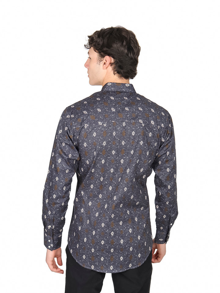 Hombre vistiendo camisa manga larga azul marino con estampado pequeño blanco de la marca Wrangler.