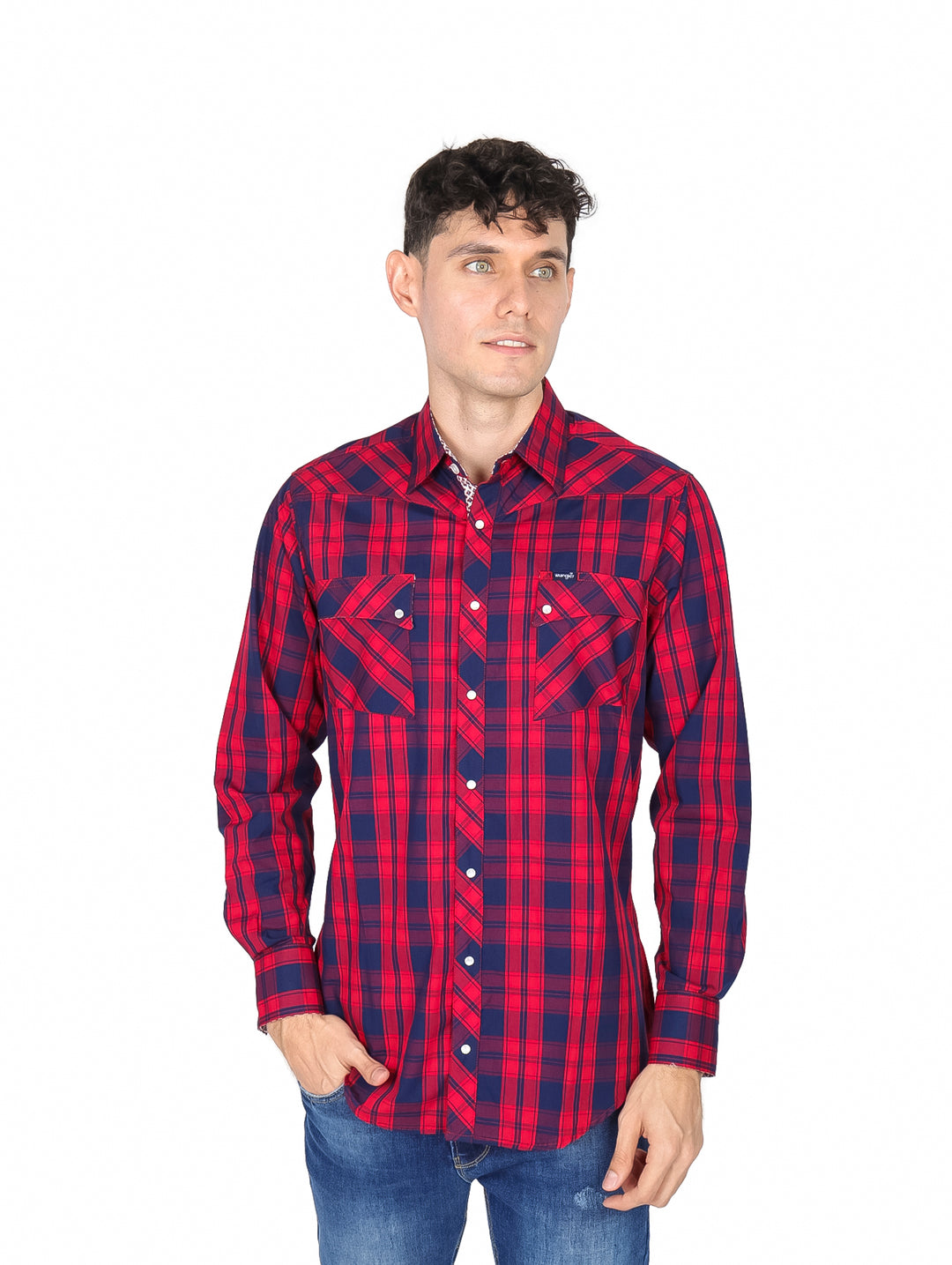 Hombre vistiendo camisa de cuadros rojos y azules de manga larga marca Wrangler.