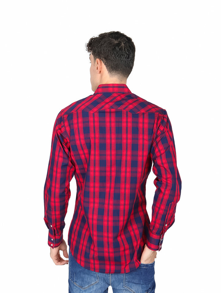 Hombre vistiendo camisa de cuadros rojos y azules de manga larga marca Wrangler.