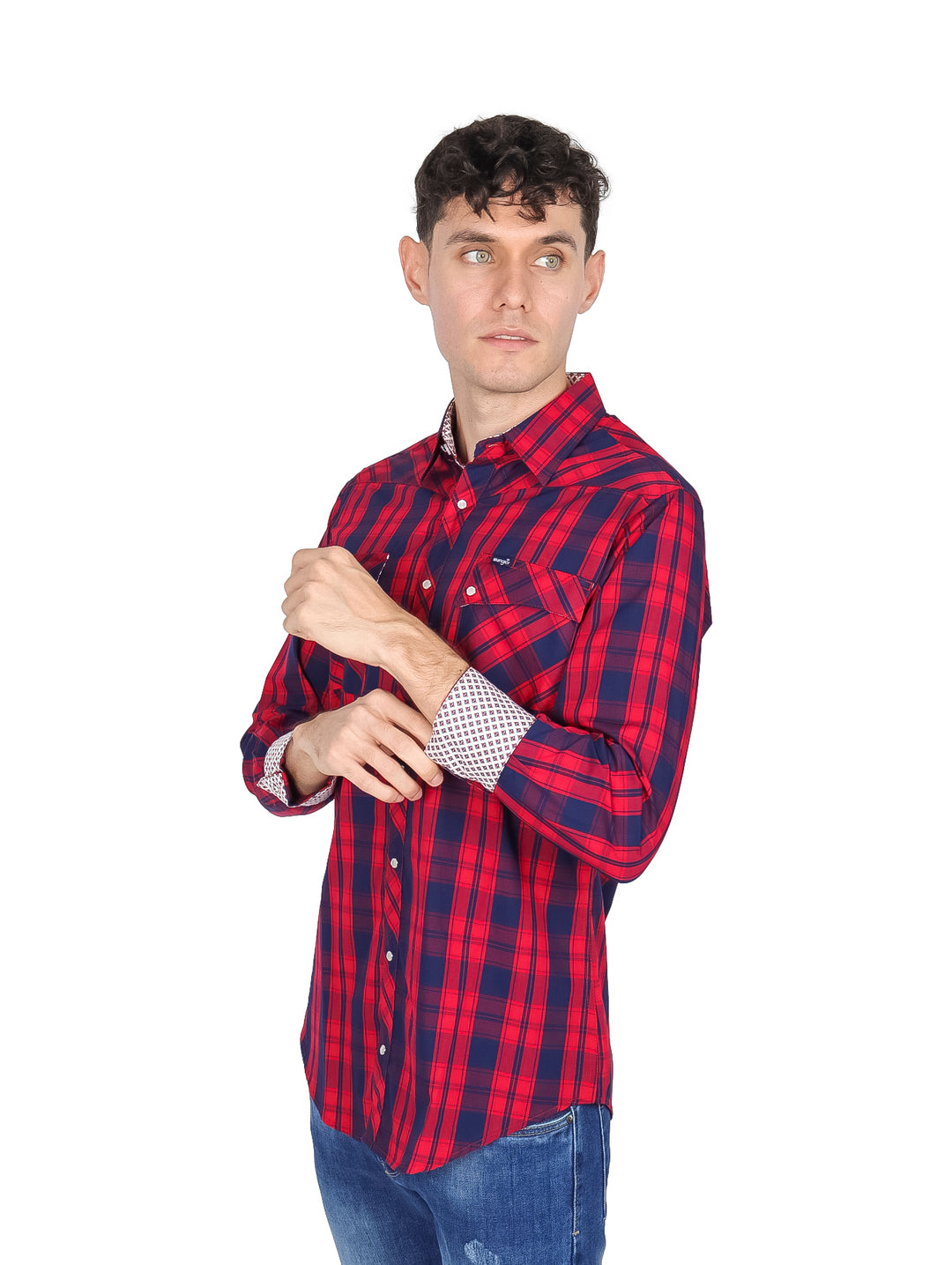 Hombre vistiendo camisa de cuadros rojos y azules de manga larga marca Wrangler.