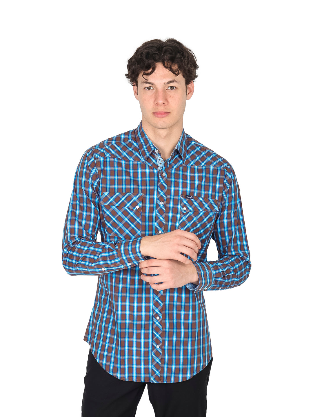 Hombre vistiendo camisa de manga larga a cuadros en colores café y azul de la marca Wrangler.