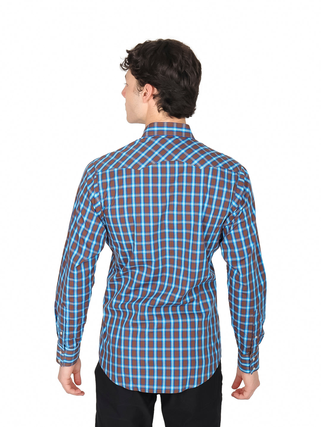 Hombre vistiendo camisa de manga larga a cuadros en colores café y azul de la marca Wrangler.