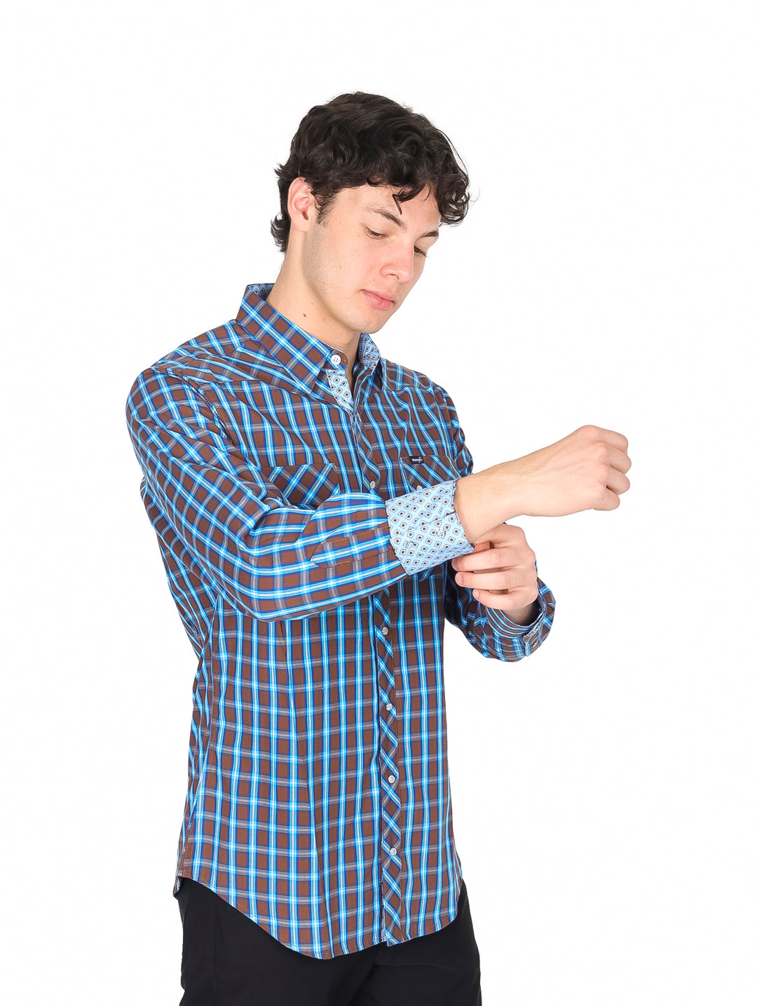 Hombre vistiendo camisa de manga larga a cuadros en colores café y azul de la marca Wrangler.