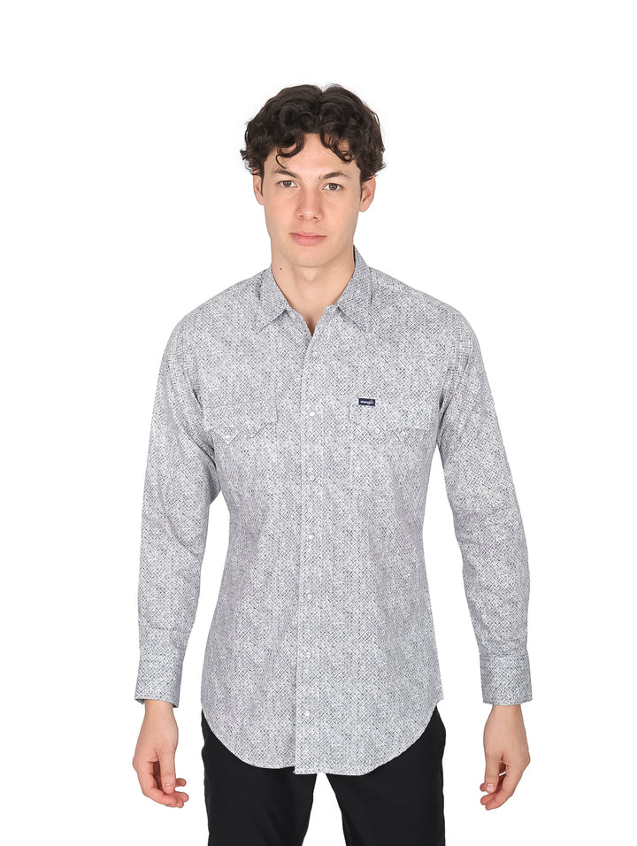 Hombre vistiendo una camisa de manga larga color gris con estampado pequeño de la marca Wrangler.