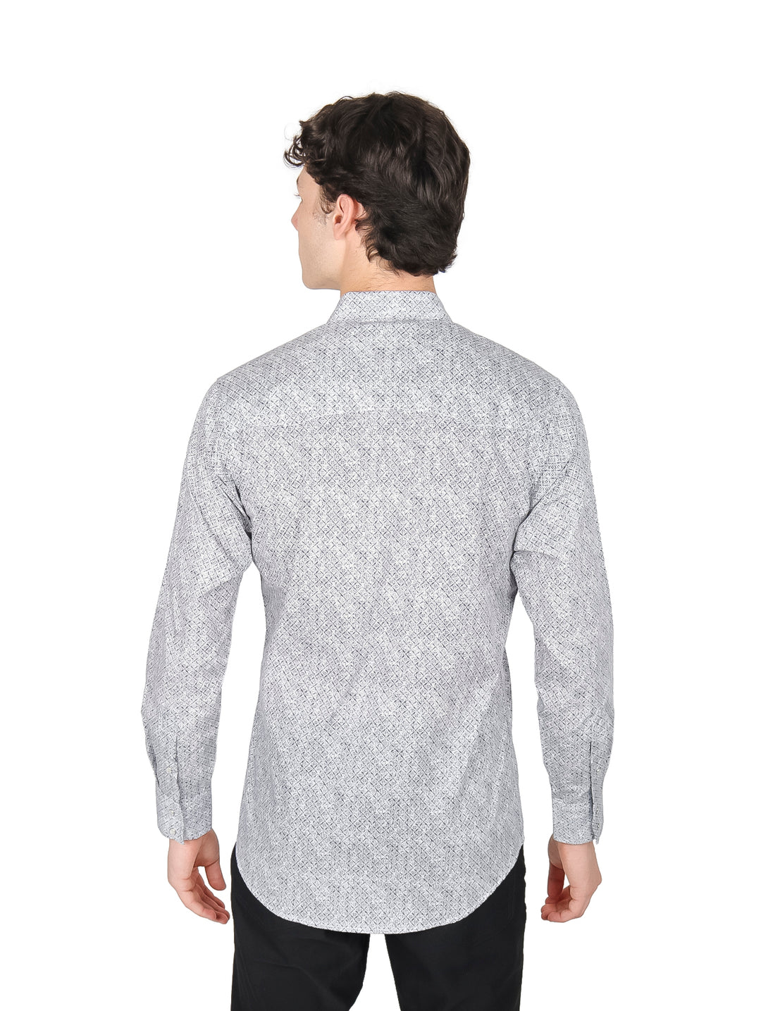 Hombre vistiendo una camisa de manga larga color gris con estampado pequeño de la marca Wrangler.