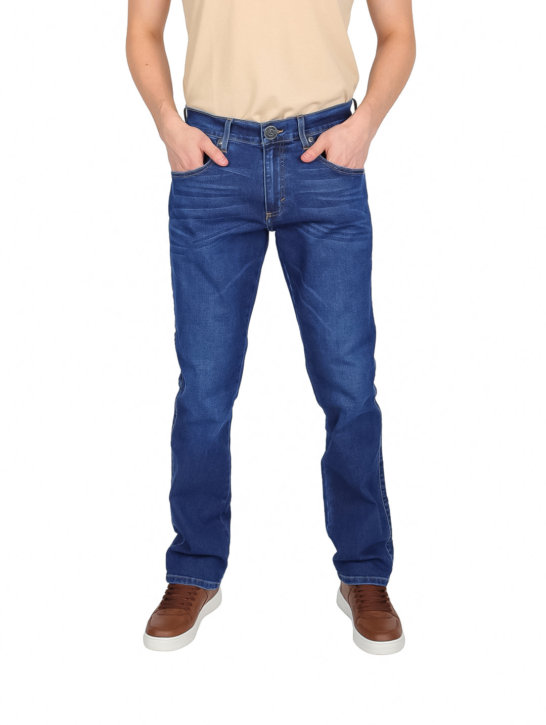 Hombre vistiendo pantalones jeans Wrangler color azul índigo de corte slim straight.
