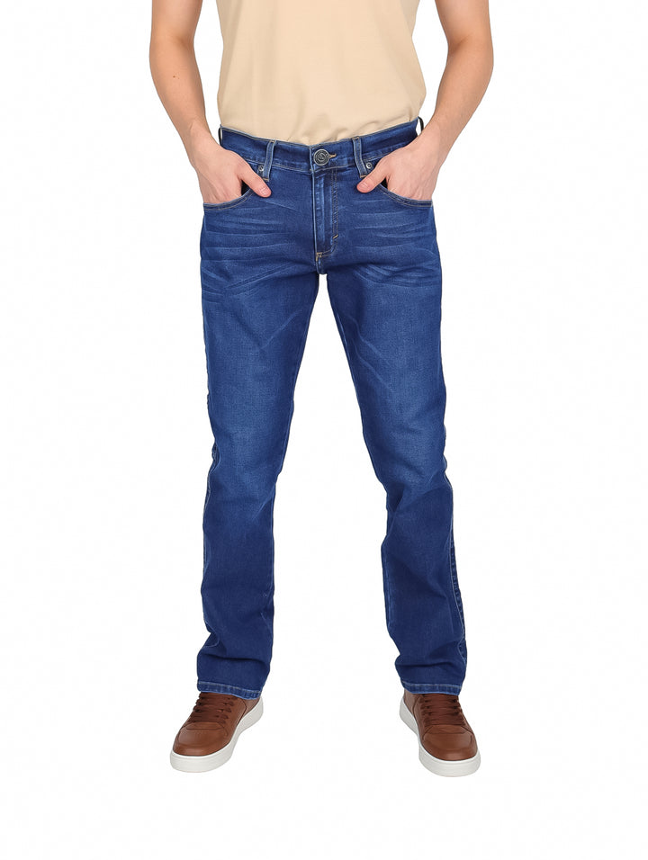 Hombre vistiendo pantalones jeans Wrangler color azul índigo de corte slim straight.