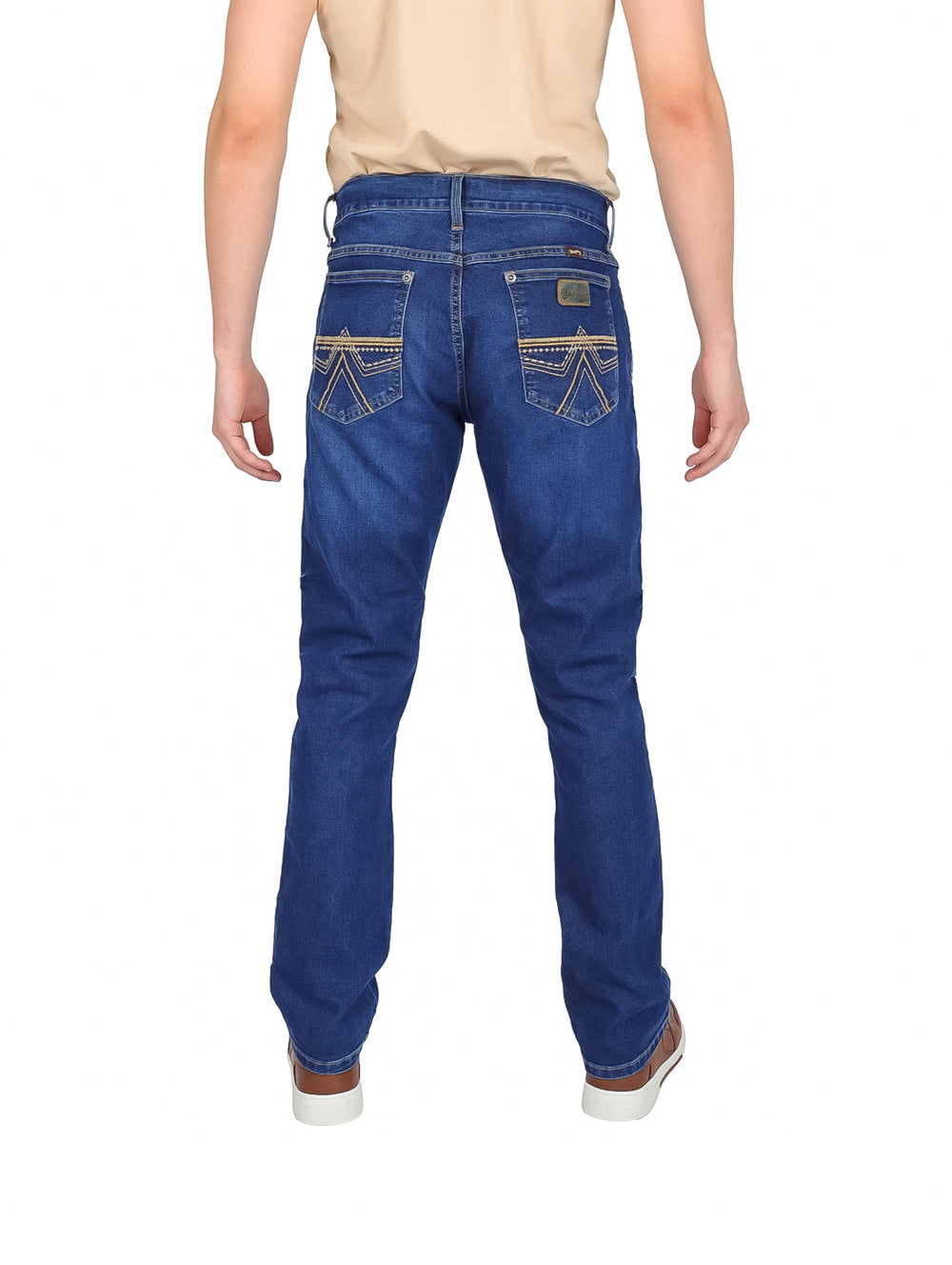 Hombre vistiendo pantalones jeans Wrangler color azul índigo de corte slim straight.