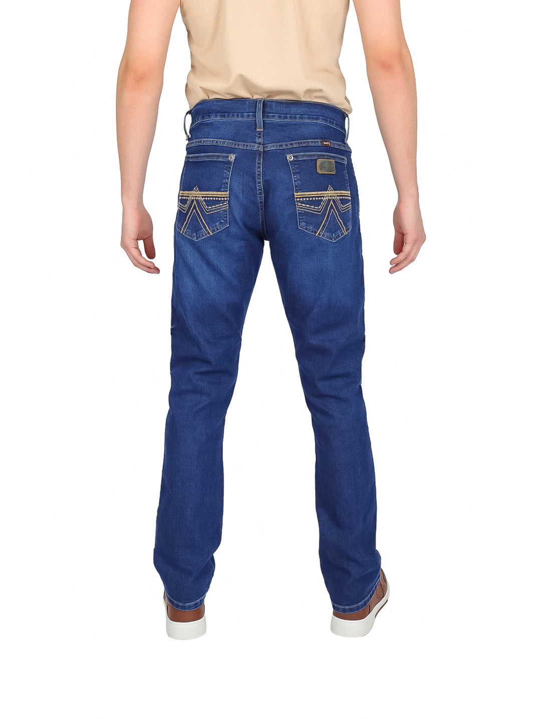 Hombre vistiendo pantalones jeans Wrangler color azul índigo de corte slim straight.