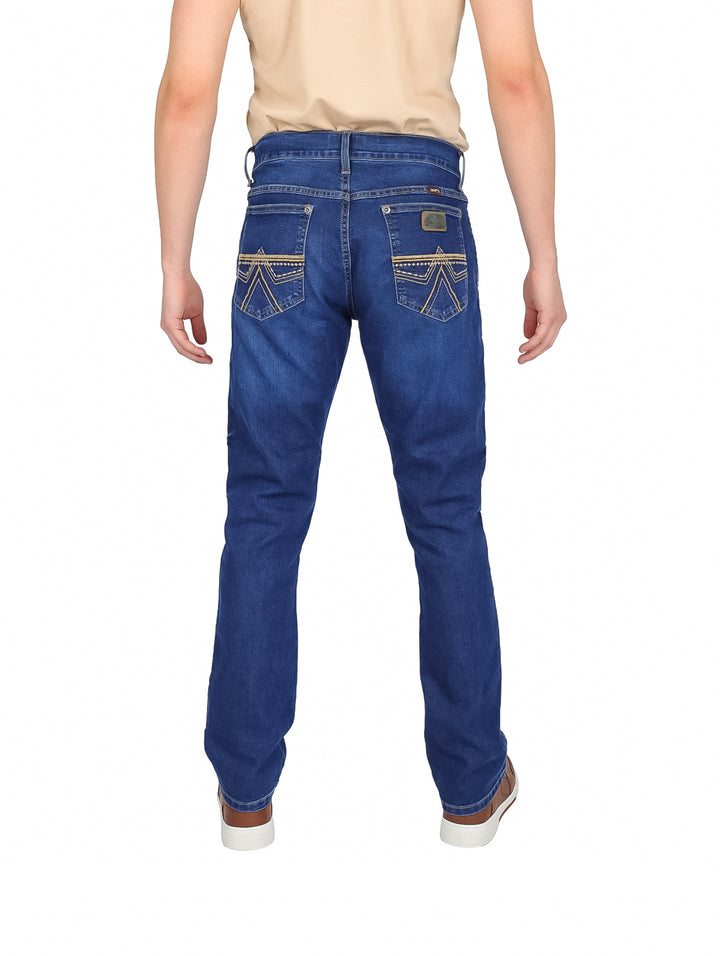 Hombre vistiendo pantalones jeans Wrangler color azul índigo de corte slim straight.