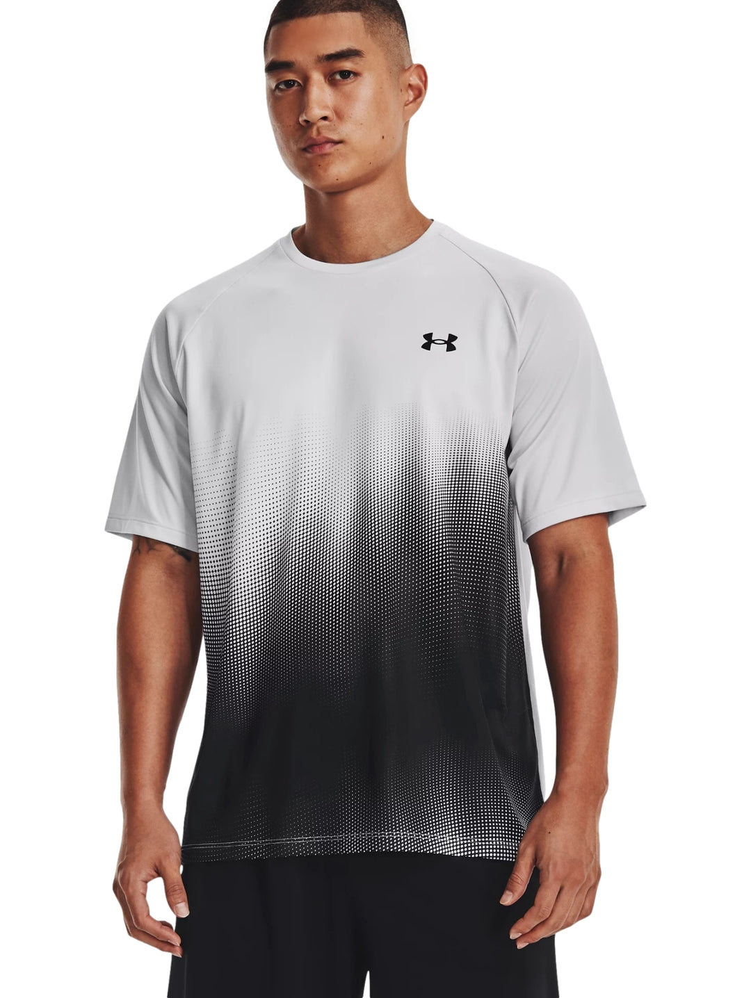 Camiseta deportiva Under Armour para hombre con diseño degradado de gris a negro.