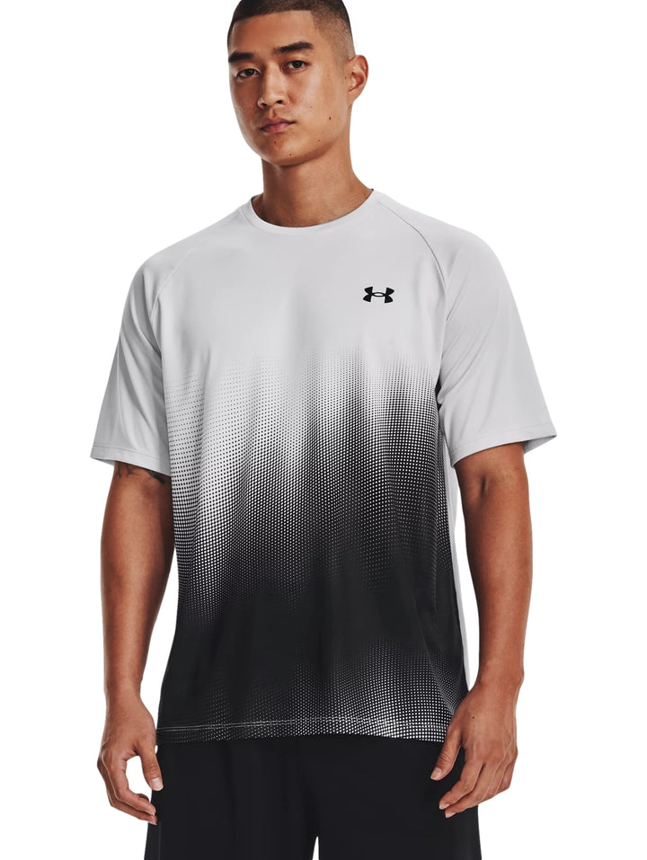 Camiseta deportiva Under Armour para hombre con diseño degradado de gris a negro.