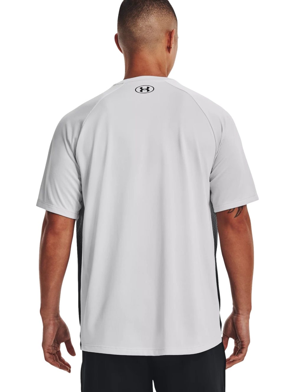 Camiseta deportiva Under Armour para hombre con diseño degradado de gris a negro.