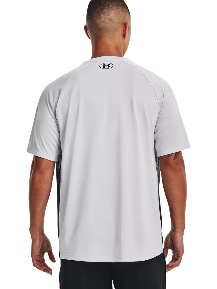 Camiseta deportiva Under Armour para hombre con diseño degradado de gris a negro.