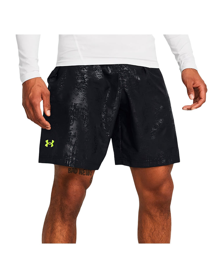 Pantalones cortos deportivos Under Armour color negro con textura grabada y logo amarillo en la pierna.