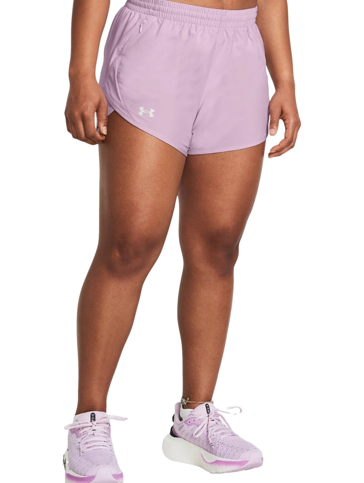 Shorts deportivos color morado claro de Under Armour para mujer.