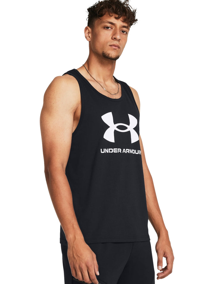 Hombre vistiendo camiseta sin mangas negra de Under Armour con logotipo blanco en el pecho.