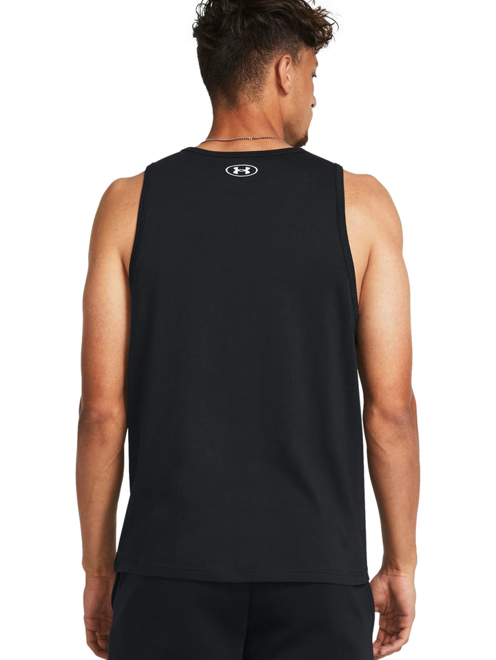 Hombre vistiendo camiseta sin mangas negra de Under Armour con logotipo blanco en el pecho.