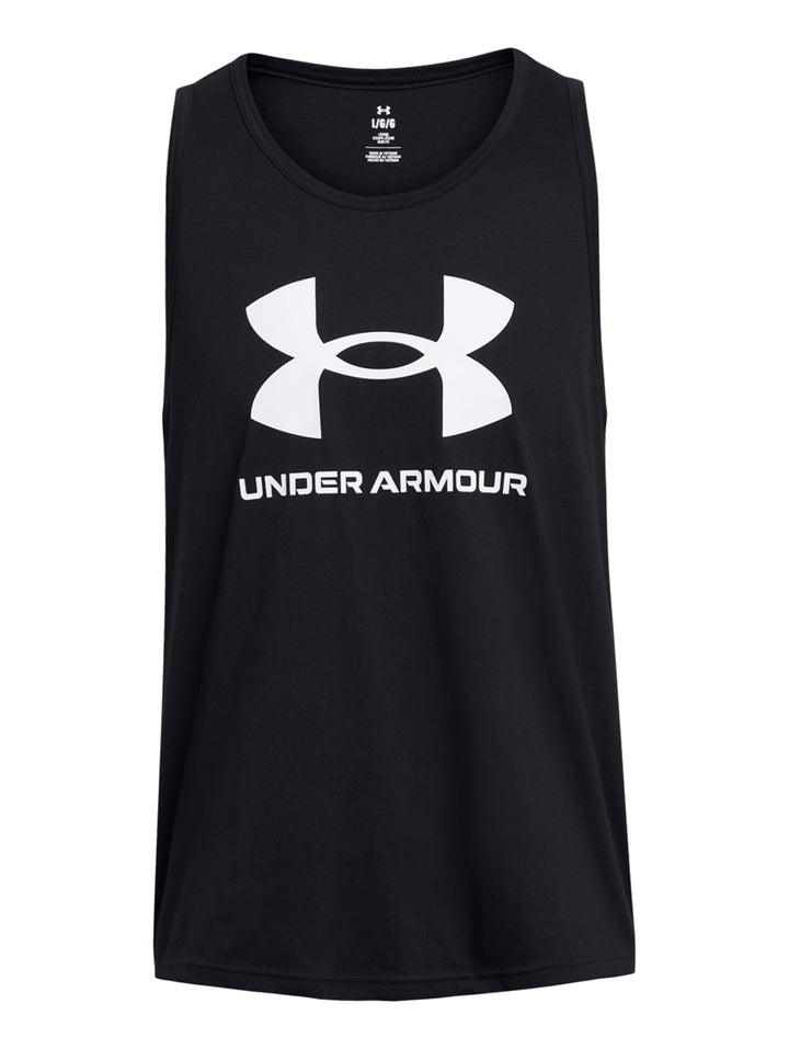 Hombre vistiendo camiseta sin mangas negra de Under Armour con logotipo blanco en el pecho.