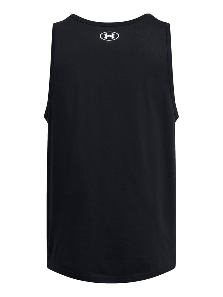 Hombre vistiendo camiseta sin mangas negra de Under Armour con logotipo blanco en el pecho.